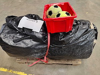 Voetbaldart opblaasbaar inclusief 2 ballen - afbeelding 8 van  11