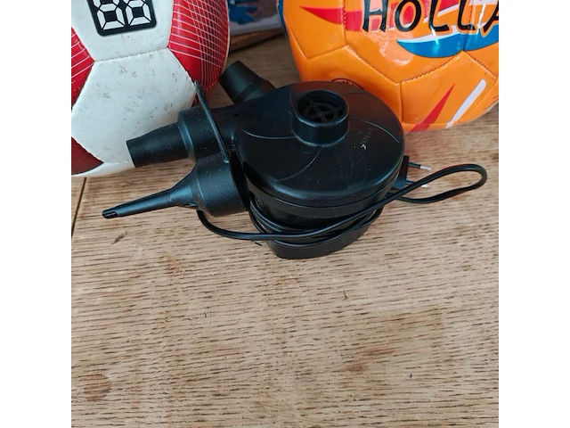 Voetballen met ballon pomp - afbeelding 3 van  3