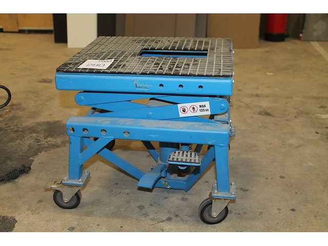 Voetpompliftje met plateauafmetingen 34 x 41 cm. - afbeelding 2 van  2