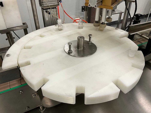 Volautomatische vul- sluit- en etiketteerlijn - afbeelding 3 van  30