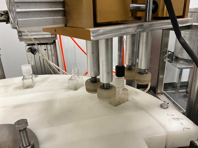 Volautomatische vul- sluit- en etiketteerlijn - afbeelding 4 van  30