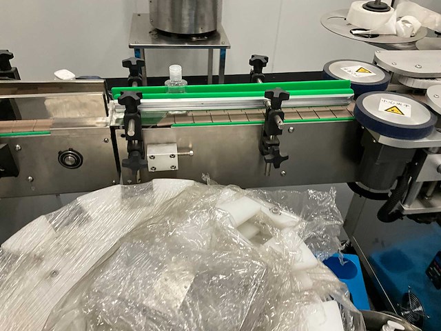 Volautomatische vul- sluit- en etiketteerlijn - afbeelding 9 van  30