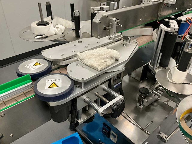 Volautomatische vul- sluit- en etiketteerlijn - afbeelding 10 van  30