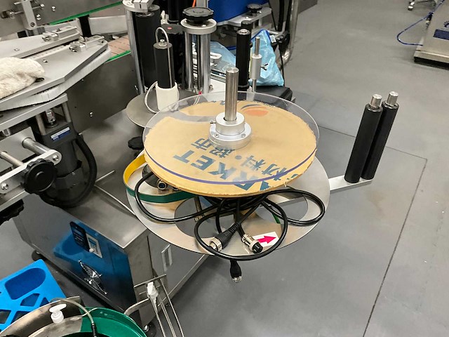 Volautomatische vul- sluit- en etiketteerlijn - afbeelding 13 van  30