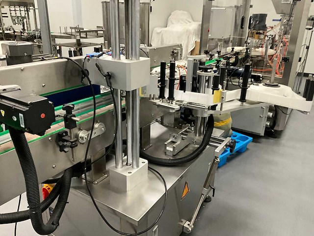 Volautomatische vul- sluit- en etiketteerlijn - afbeelding 18 van  30