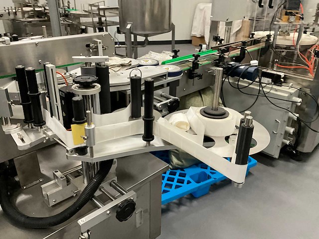 Volautomatische vul- sluit- en etiketteerlijn - afbeelding 19 van  30