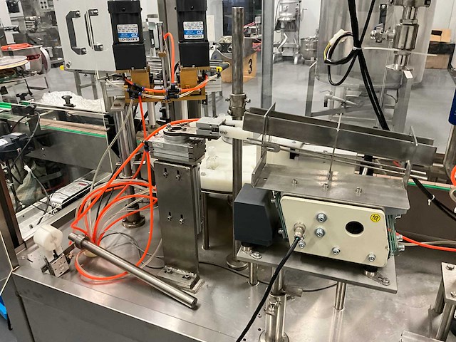 Volautomatische vul- sluit- en etiketteerlijn - afbeelding 22 van  30