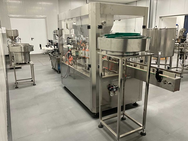 Volautomatische vul- sluit- en etiketteerlijn - afbeelding 26 van  30