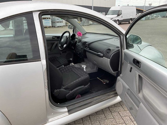 Volkswagen - 1999 - new beetle 2.0 - highline - personenauto - afbeelding 4 van  31