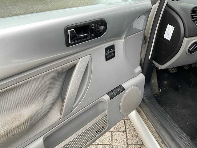 Volkswagen - 1999 - new beetle 2.0 - highline - personenauto - afbeelding 6 van  31