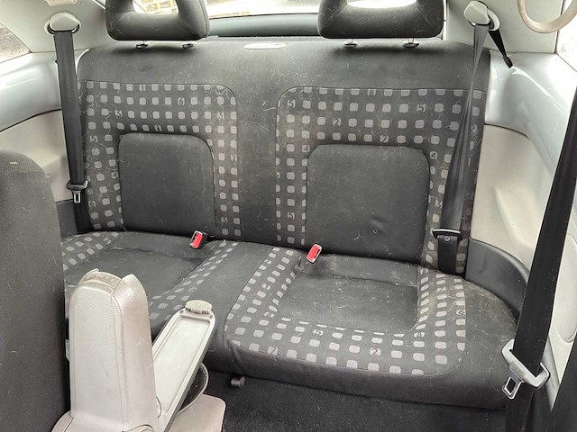 Volkswagen - 1999 - new beetle 2.0 - highline - personenauto - afbeelding 13 van  31