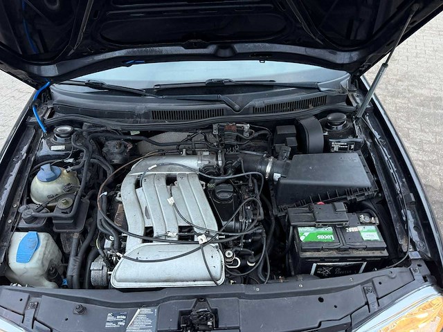 Volkswagen - 2000 - golf - 2.3 v5 highline - personenauto - afbeelding 25 van  32