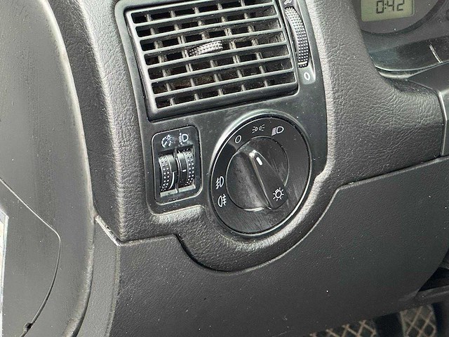 Volkswagen - 2001 - golf - 2.0 highline - 06-hl-zz - afbeelding 2 van  15