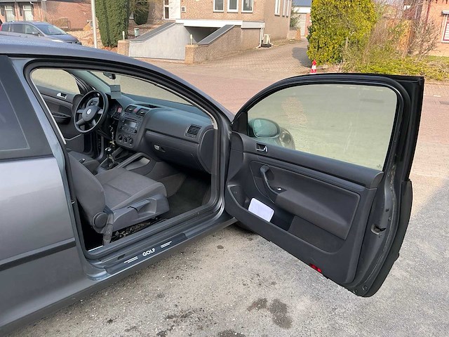 Volkswagen - 2004 - golf - 1.4 trendline - personenauto (94-zfx-7) - afbeelding 2 van  24