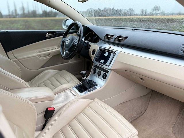 Volkswagen - 2009 - passat - 1.4 tsi highl. bluem - 96-kbf-7 - afbeelding 2 van  16