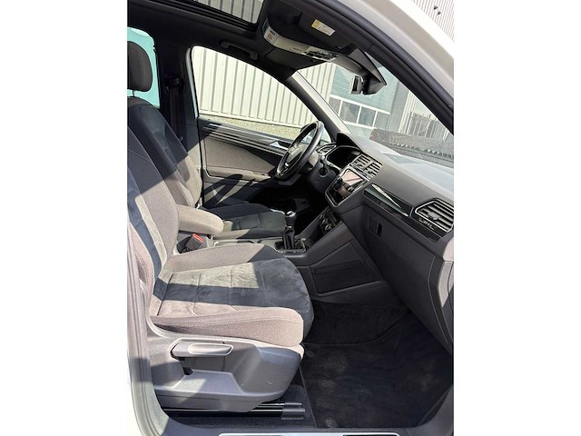Volkswagen - 2017 - tiguan - 1.4 tsi cl bns r - personenauto - afbeelding 15 van  25