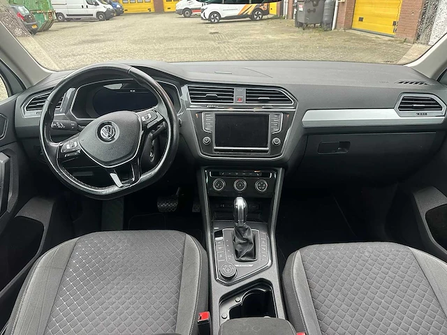 Volkswagen - 2017 - tiguan - 2.0 tsi 4m. highline - automaat - personenauto - afbeelding 9 van  26
