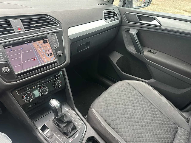 Volkswagen - 2017 - tiguan - 2.0 tsi 4m. highline - automaat - personenauto - afbeelding 12 van  26