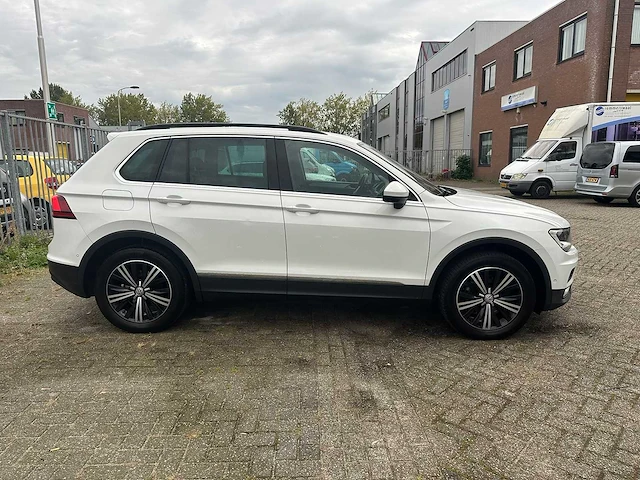 Volkswagen - 2017 - tiguan - 2.0 tsi 4m. highline - automaat - personenauto - afbeelding 4 van  26