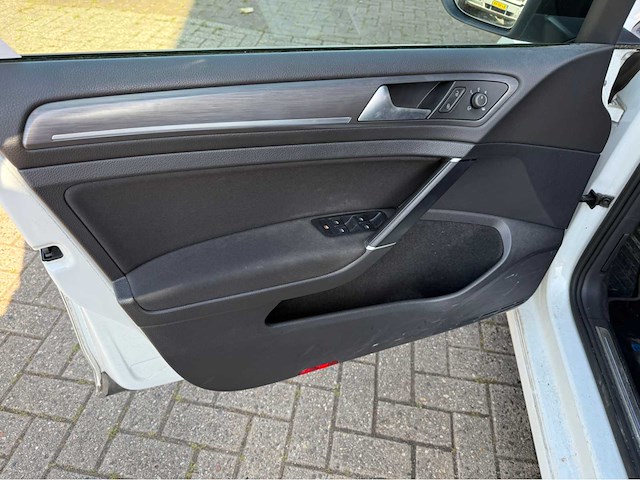 Volkswagen - e-golf - personenauto - 2017 - afbeelding 15 van  29