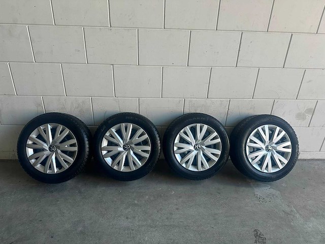Volkswagen - golf - 8 - car tyre - afbeelding 4 van  11