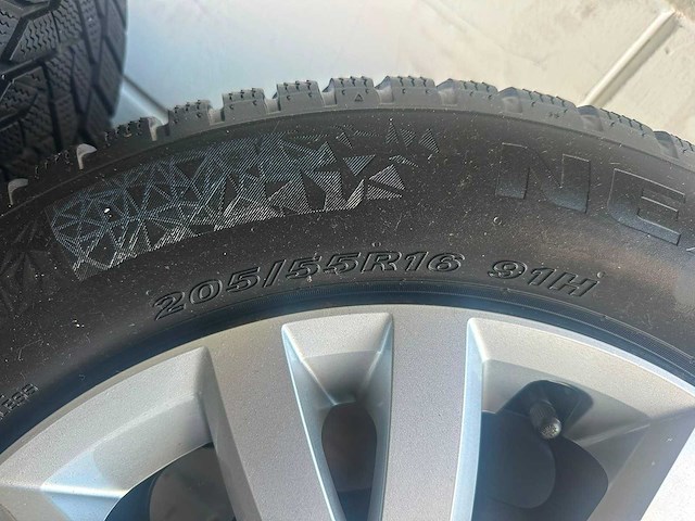Volkswagen - golf - 8 - car tyre - afbeelding 11 van  11