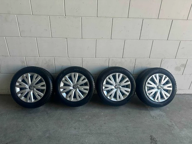 Volkswagen - golf - 8 - car tyre - afbeelding 1 van  11