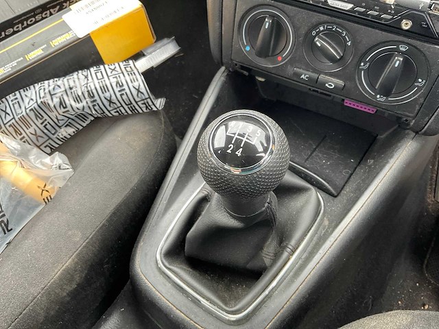 Volkswagen - golf - personenauto - afbeelding 14 van  24