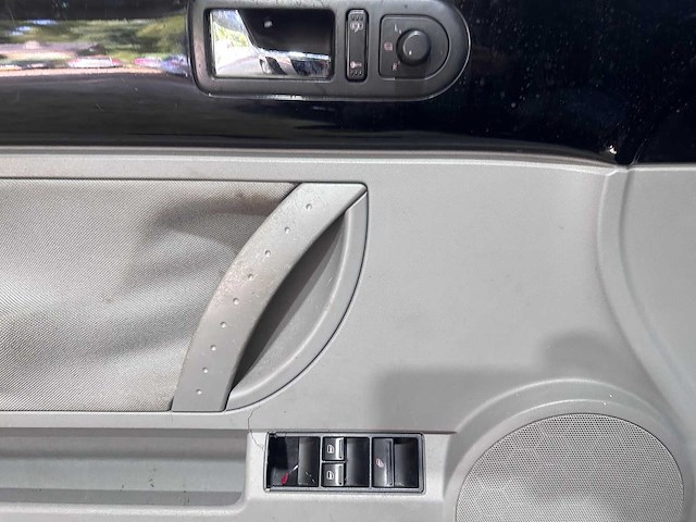 Volkswagen - new beetle cabriolet - 2.0 - 24-lr-fj - afbeelding 3 van  15