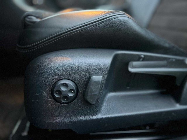 Volkswagen - passat - 3.2 v6 highline 4m - personenauto - 2006 - afbeelding 2 van  14