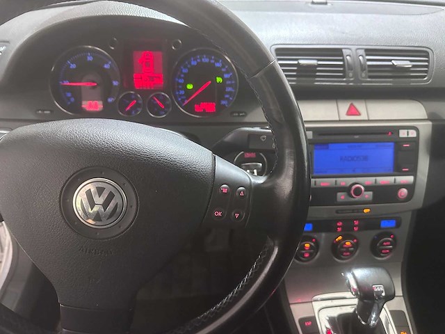 Volkswagen - passat variant - 2.0 tdi dsg comfortline - 79-tf-bd- 2006 - afbeelding 18 van  20