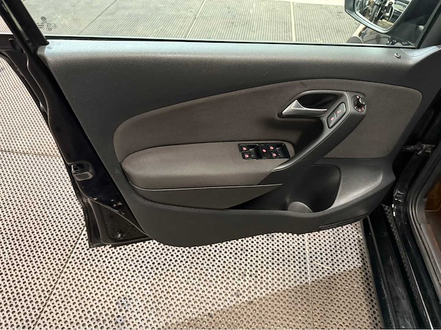 Volkswagen - polo - personenauto - 2012 - afbeelding 16 van  27