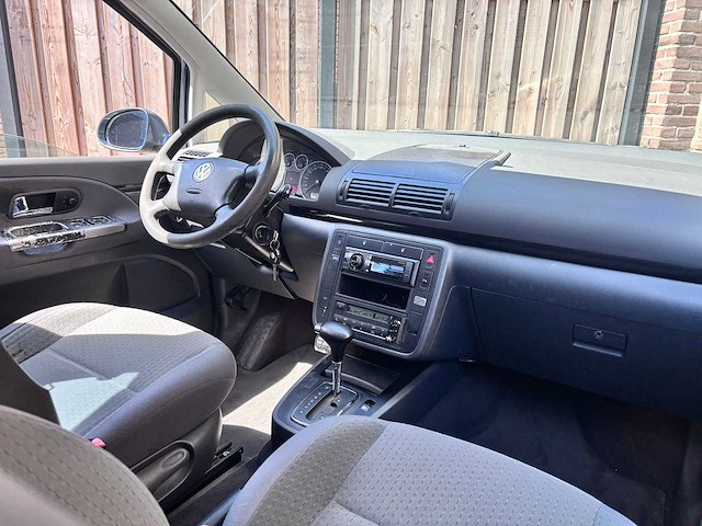 Volkswagen - sharan - 1.8 turbo comfortl. - 2005 - personenauto - 11-rd-kl - afbeelding 3 van  26