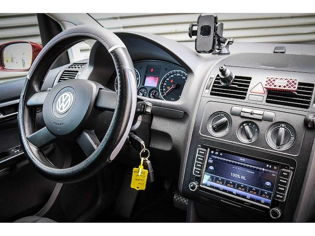Volkswagen - touran - 2.0-16v fsi trendl. 89-sp-xh - afbeelding 2 van  3