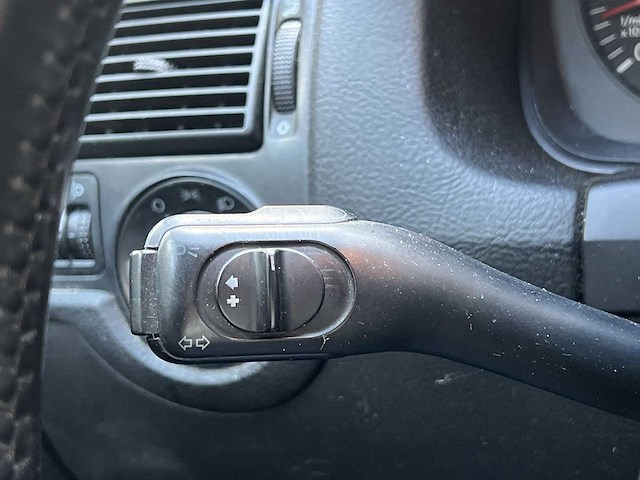 Volkswagen golf 2.3 v5 highline 2001 | 27-hf-dz i - afbeelding 2 van  23