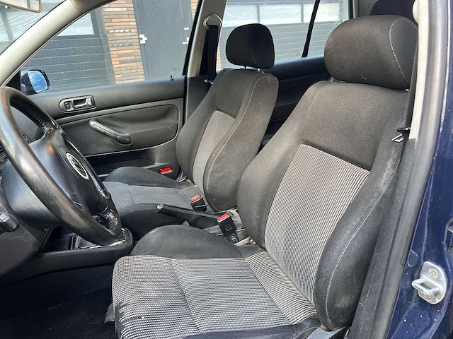 Volkswagen golf 2.3 v5 highline 2001 | 27-hf-dz i - afbeelding 18 van  23