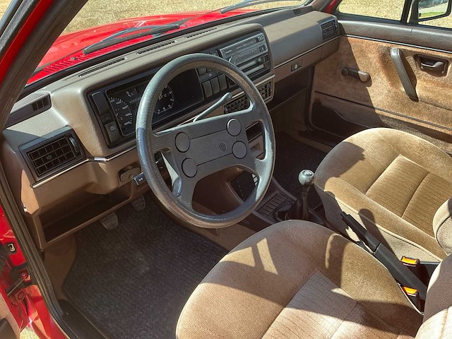 Volkswagen golf gl uitvoering oldtimer - afbeelding 16 van  38