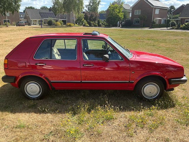 Volkswagen golf gl uitvoering oldtimer - afbeelding 33 van  38
