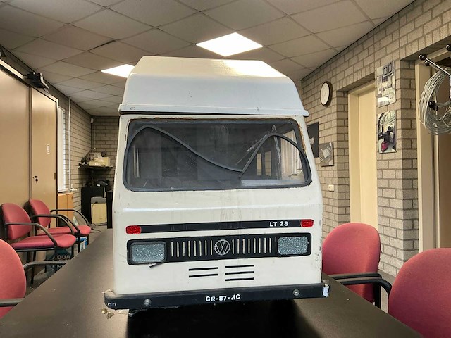 Volkswagen lt 28 camperbus schaalmodel - afbeelding 2 van  4