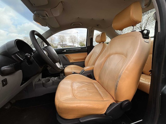 Volkswagen new beetle 2.0 highline 2003 | 13-nk-hs - afbeelding 18 van  23