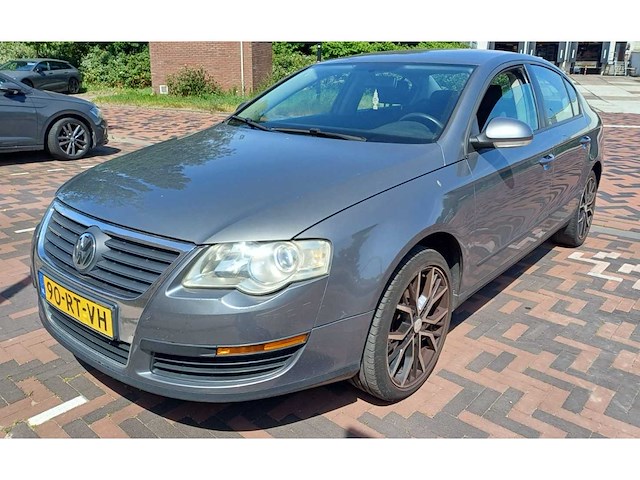 Volkswagen passat - 1.6 fsi trendline, 90-rt-vh - afbeelding 1 van  7
