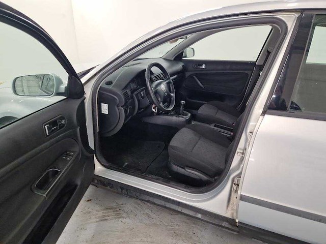 Volkswagen passat 1.6 , xt-vx-85 - afbeelding 13 van  17