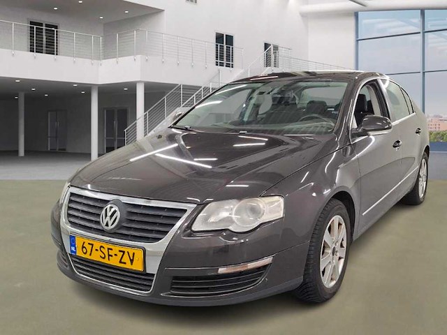 Volkswagen passat 2.0 fsi comfortline, 67-sf-zv - afbeelding 1 van  13