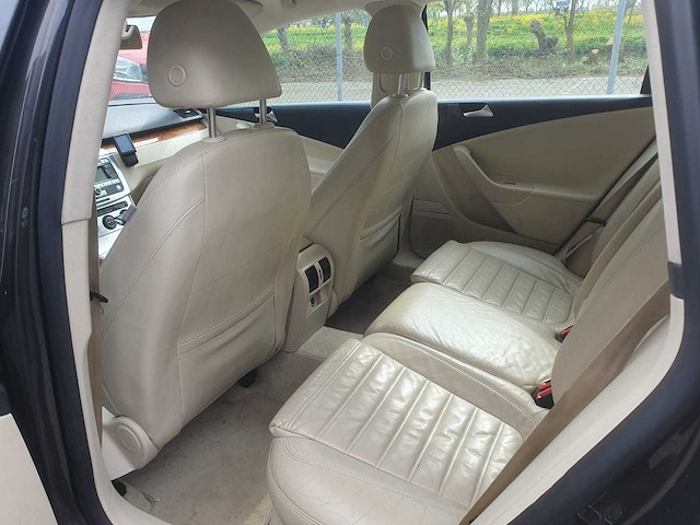 Volkswagen passat variant 1.8 tfsi highlin, 82-hrp-6 - afbeelding 1 van  9