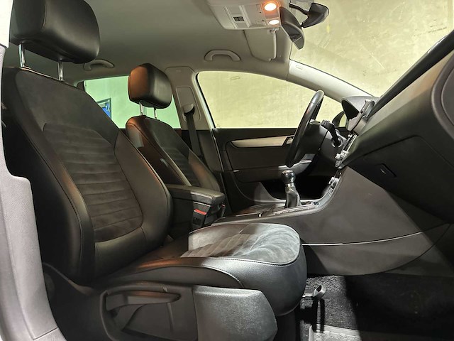 Volkswagen passat variant 1.8 tsi highline 160pk 2011 (origineel-nl), 71-rpv-9 - afbeelding 37 van  55