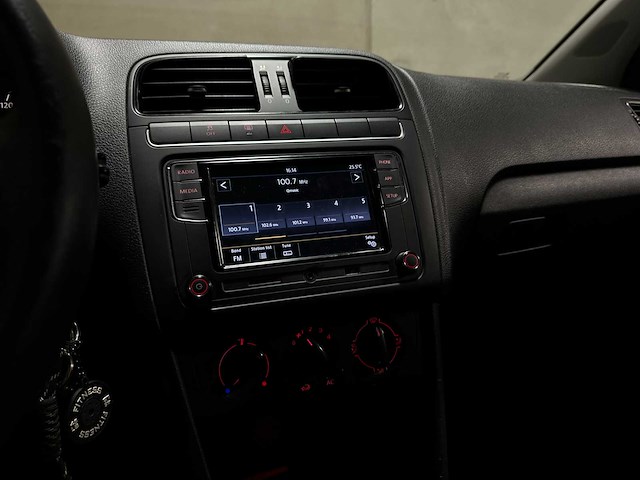 Volkswagen polo 1.2-12v bluemotion trendline 68pk 2011, zl-666-l - afbeelding 18 van  42