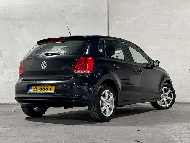 Volkswagen polo 1.2-12v bluemotion trendline 68pk 2011, zl-666-l - afbeelding 2 van  38