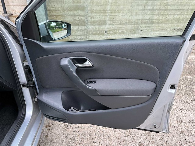 Volkswagen polo 1.4-16v comfortline 86pk 2011 (origineel-nl), 96-rfg-3 - afbeelding 30 van  45