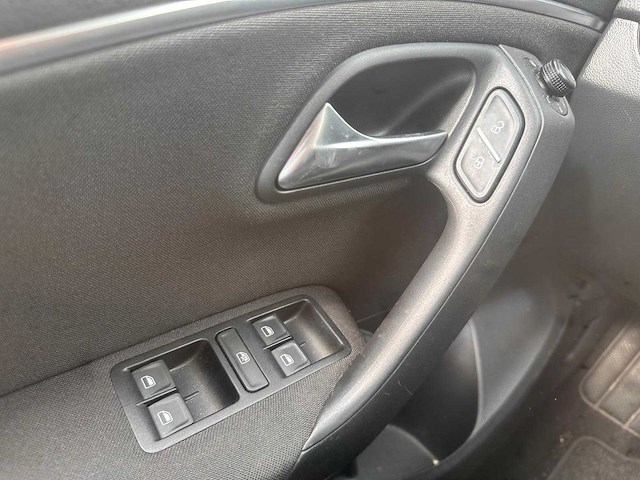 Volkswagen polo 1.4 tdi comfortline automaat; ph-564-h - afbeelding 2 van  10