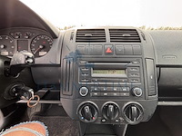 Volkswagen polo 1.4i 16v base 75 at, 2005 - afbeelding 8 van  38
